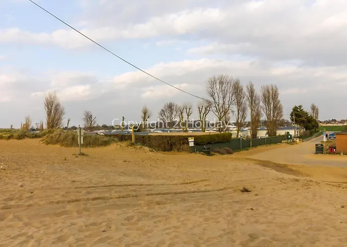 Lovely 4 Berth Chalet At Cedar Springs Park In Heacham, Norfolk Ref 92031Cs
