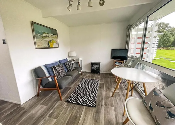 Lovely 4 Berth Chalet At Cedar Springs Park In Heacham, Norfolk Ref 92031Cs